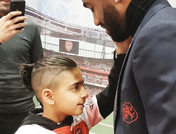Blind nine year old boy touches face Arsenal player hero
