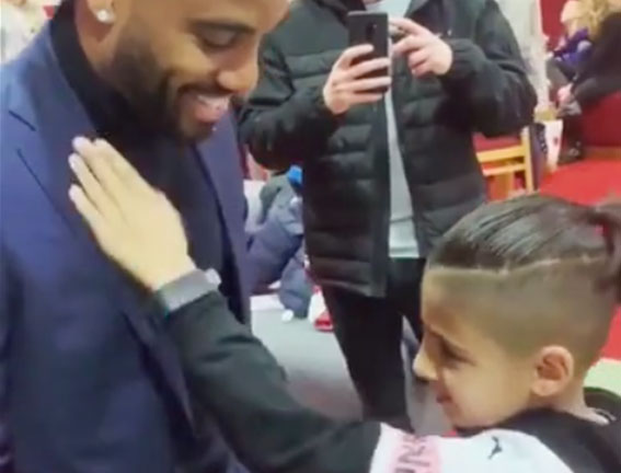 Arsenal’s Alexandre Lacazette Lets Blind Fan Feel His Face at Emirates Stadium